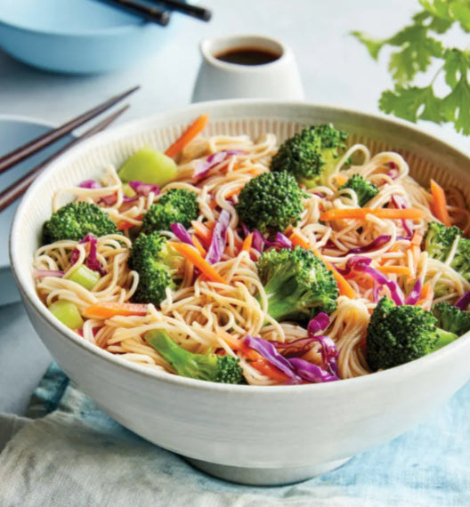 Noodles with Broccoli, Carrots and Red Cabbage