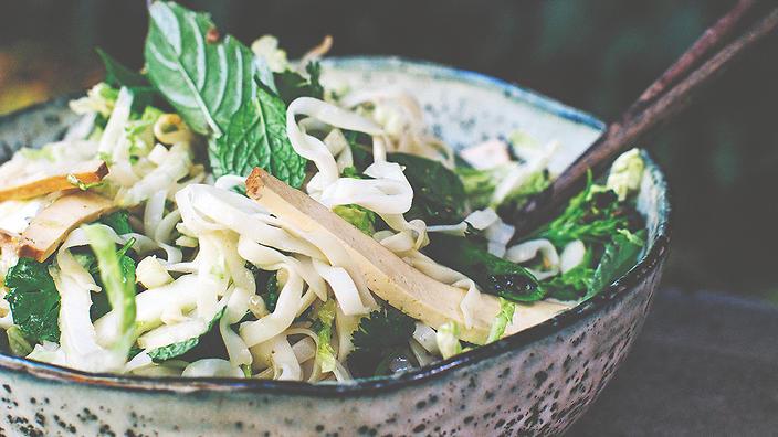 Pho noodle salad with tofu, wombok and broccoli