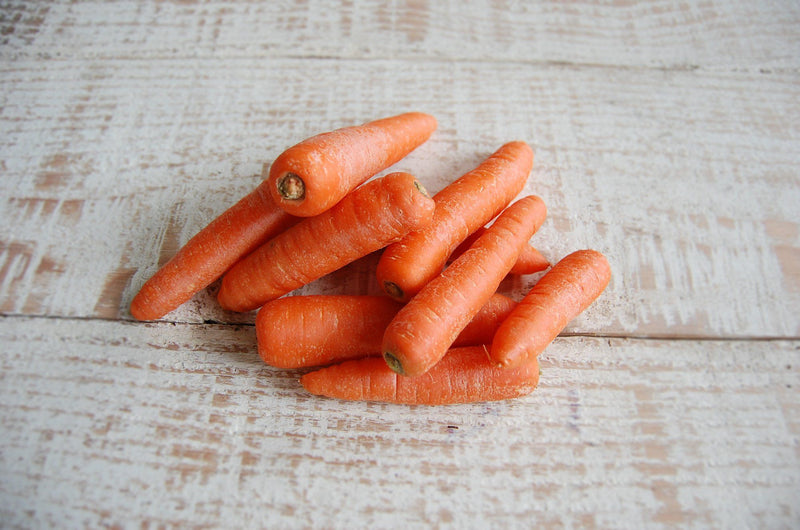 Large organic carrots 800g, whole orange roots with clipped tops – Food Garden delivery