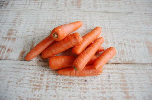 Large organic carrots 800g, whole orange roots with clipped tops – Food Garden delivery