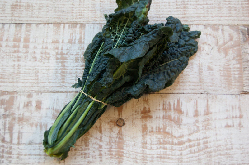Black kale bunch, organic dark narrow cavolo nero leaves | Food Garden